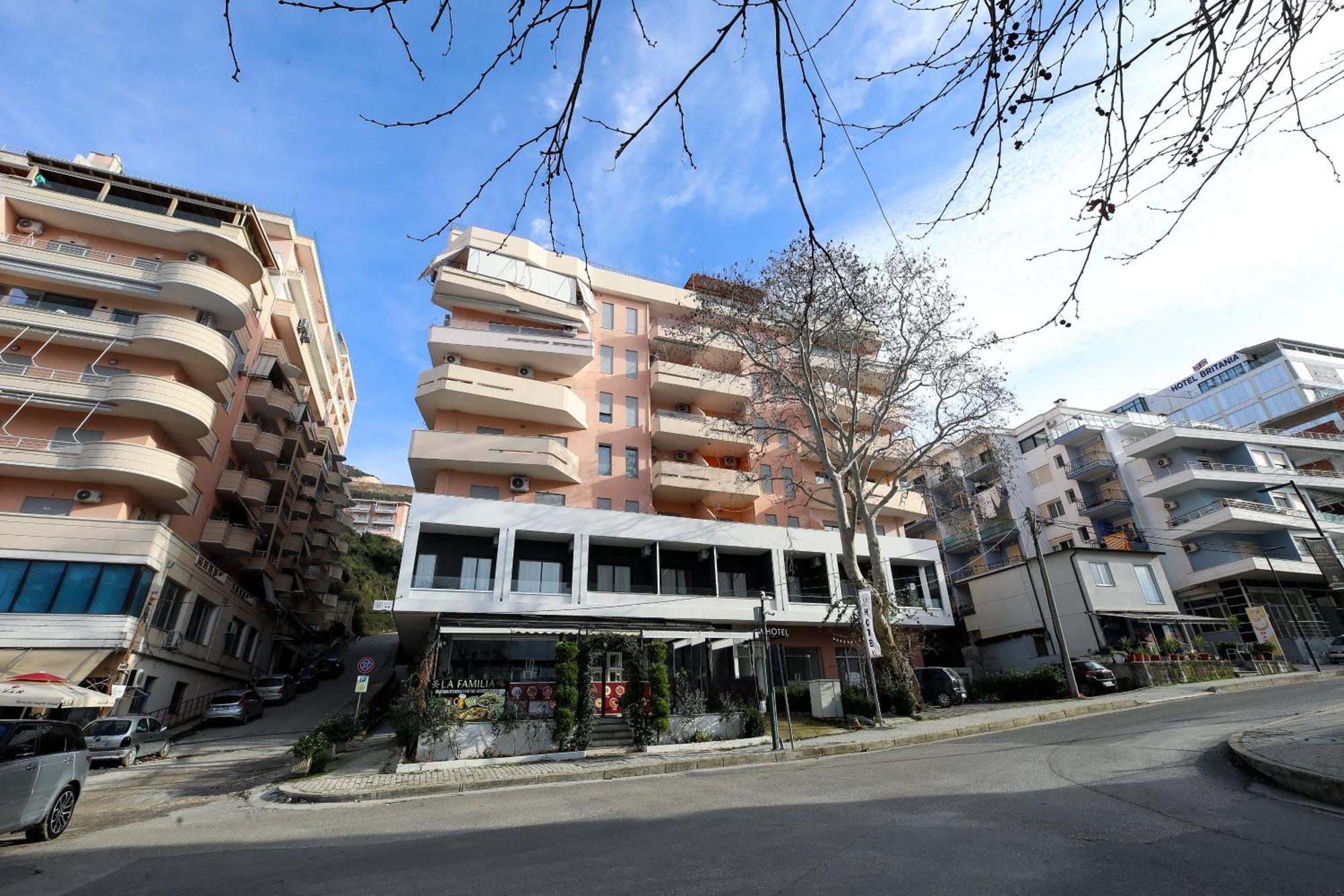 H&M Hotel Vlorë Buitenkant foto