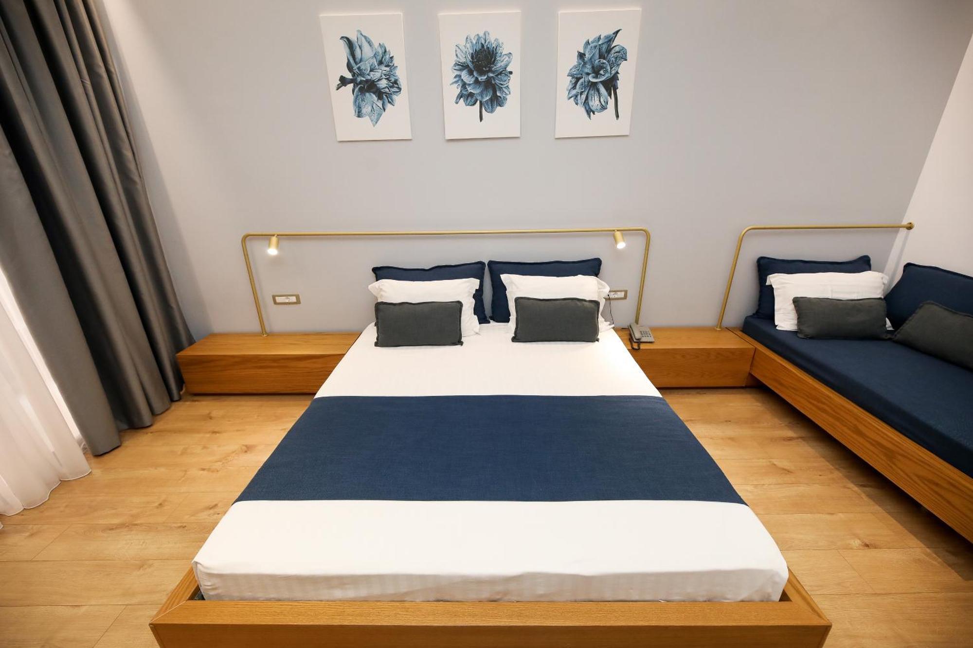 H&M Hotel Vlorë Buitenkant foto