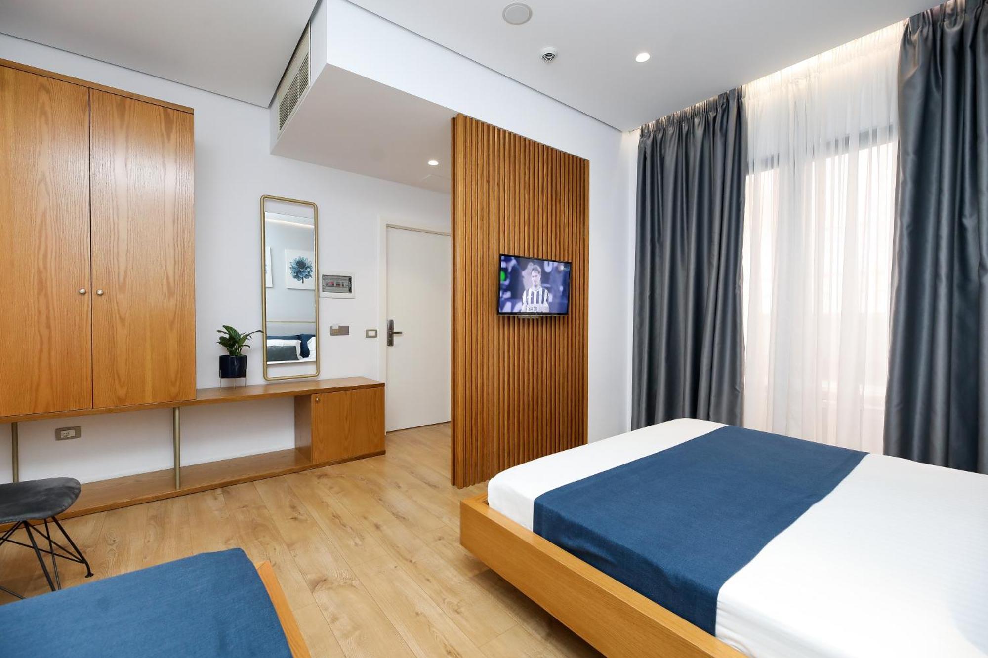 H&M Hotel Vlorë Buitenkant foto