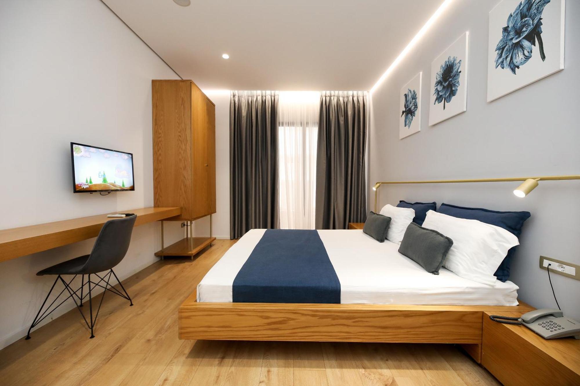 H&M Hotel Vlorë Buitenkant foto
