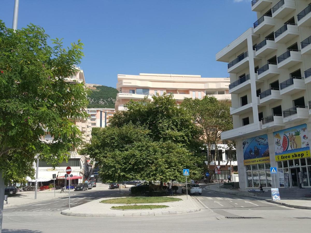 H&M Hotel Vlorë Buitenkant foto