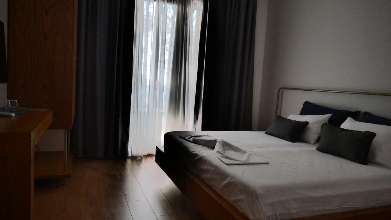 H&M Hotel Vlorë Buitenkant foto